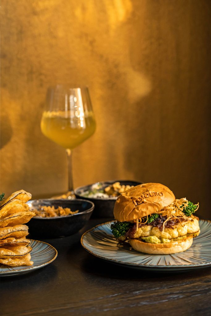 Burger und Cocktail