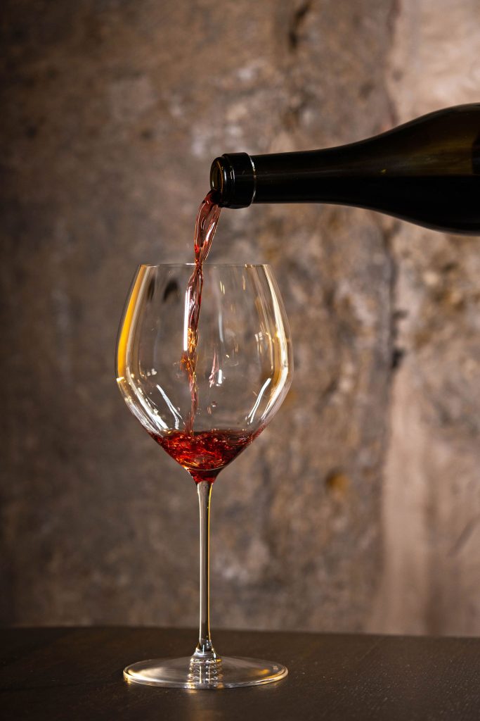 Rotwein wird eingeschenkt