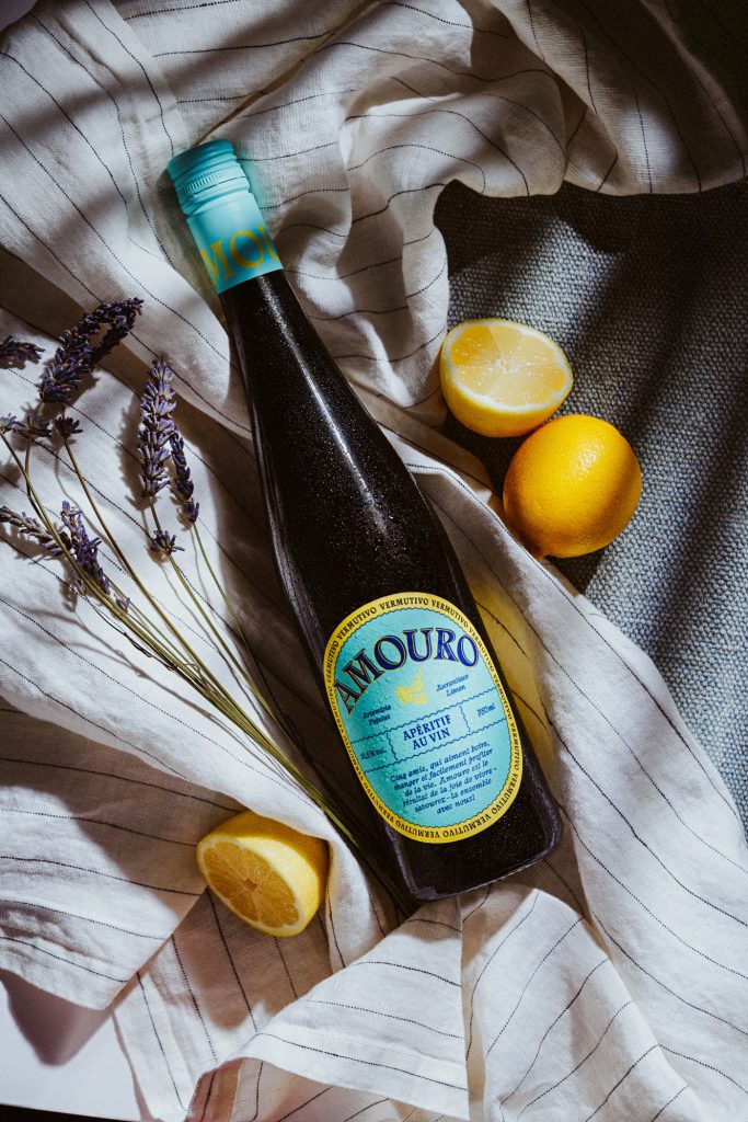 Amouro Flasche mit Zitronen