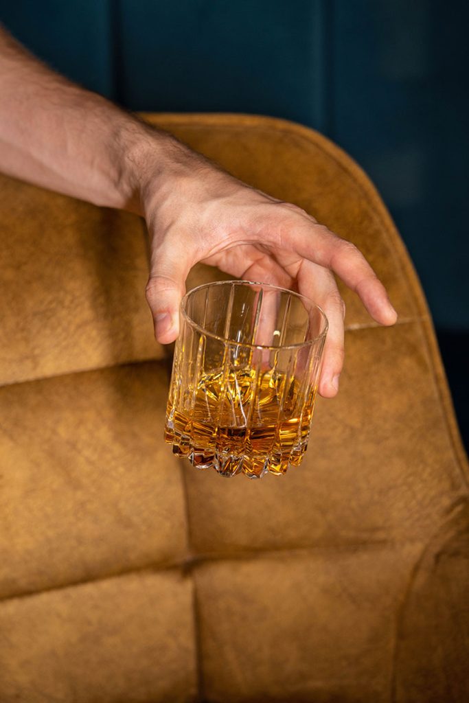 Hand, die einen Drink hält